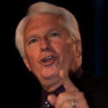 Portavoz cristiano conservador afirma que "homosexuales hipermasculinos se están apoderando de las Fuerzas Armadas" ENG