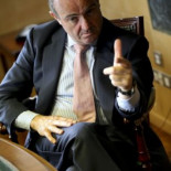 Guindos reconoce  que subirán el IVA reducido de algunos productos