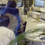 Un euro por hablar con un humano: los bancos inventan todo tipo de comisiones para salvar sus cuentas