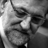 Un señor mirando al suelo