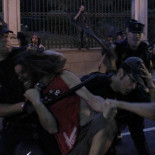 La policía carga en el escrache feminista contra la discriminación en la reproducción asistida