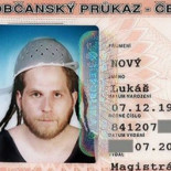 Permiten a un checo aparecer en su DNI con un colador en la cabeza porque alega que practica la religión pastafari