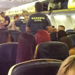 30 turistas borrachos siembran el caos en un vuelo rumbo a Ibiza  (ENG)