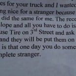 La nota de un extraño que pagó un cambio de ruedas a un camionero.