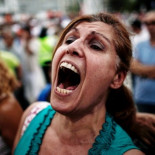 'Yo no pago': Activistas griegos reconectan ilegalmente la electricidad en hogares pobres