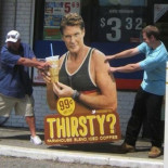 La fiebre por el robo de carteles de David Hasselhoff termina con un hombre en estado crítico