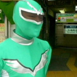 Un “power ranger” ayuda a mujeres, ancianos y niños en el metro de Tokio