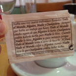 Ingenioso microrrelato contado en un sobre de azúcar. ¿Quién hace el trabajo?