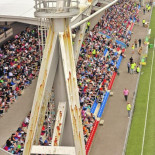 Más de 1.200 parados abarrotan el estadio del Langreo para optar a 34 plazas de peón