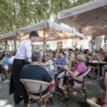 Servir mesas 12 horas al día por un salario de 500 euros