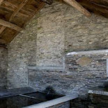 Condenan a un escocés a pagar 434 euros por romper una placa franquista en Negueira de Muñiz