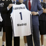 Ignacio González y Lucía Figar volvieron de Buenos Aires en el avión privado de Florentino Pérez