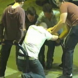 Grupo de jovenes de juerga arreglan barra de aparcamiento para bicis [ENG]