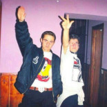 El secretario general del PP en Extremadura con la mano en alto, saludando a lo fascista