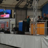 Un drone aterriza en escenario donde se encontraba Angela Merkel