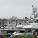 IU lleva al Parlamento un nuevo impuesto sobre los propietarios de yates y 'ferraris'