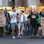 Cien personas muestran su rechazo por la llegada a León de 'Democracia Nacional'