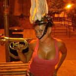 Expulsan a un músico por prestar el casco y la corneta para una foto