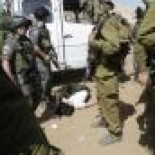 Soldados israelíes forcejean con diplomáticos UE y se incautan de ayuda