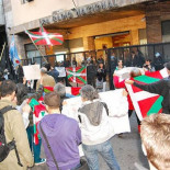 Garzón sale escoltado por la gendarmería tras un nuevo escrache en Buenos Aires