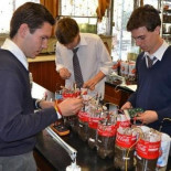 Estudiantes españoles crean una pila barata, no contaminante y que genera electricidad gracias a bacterias