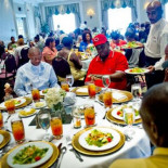 Novia cancela boda y la familia invita a 200 personas sin hogar a cenar (ENG)