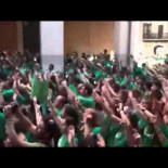 Impresionante: multitud de docentes cantan L'Estaca frente al Parlament Balear por la Educación