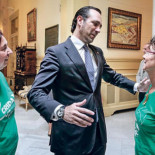 Con camiseta verde, no puedes entrar. En sujetador, sí.