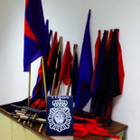 Policía interviene "palos camuflados en banderas" en el Jaque al Rey