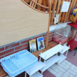 Un trabajador de limpieza monta una tienda gratuita con artículos que encuentra tirados en la basura pero reutilizables