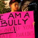 Un padre obliga a su hijo a disculparse en plena calle por acosar en el colegio