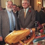 La “dura vida política” que la hija del ministro no ve en las “carnes” de su padre: fiestas, toros, vino, jamón…