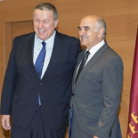 Cospedal sube un 190% el dinero para pagar a sus altos cargos mientras despide a miles de profesores y médicos