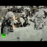 Bomberos belgas cubren de espuma a policías en unas protestas contra los recortes
