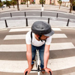 Innovación española que triunfa en EEUU: un casco plegable para ciclistas