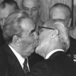 Hola: del apretón de manos al beso en la boca pasando por un meneo del pene ajeno