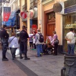La Policía prohíbe hablar al 'perroflauta' que protesta hace meses ante la casa de la consejera de Educación en Zaragoza