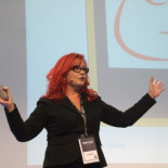 La profesora de la US Clara Grima recibe el 'Prisma de Bronce' por su blog de divulgación matemática