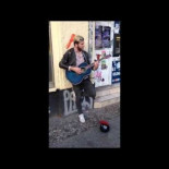 Un artista callejero tocando la guitarra en la calle... con final sorpresa