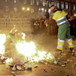 Trabajadores de la limpieza de Madrid llenan de hogueras la Puerta del Sol