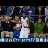 Tiro impresionante en su propia canasta