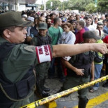 Se forman largas colas para comprar en las tiendas expropiadas por Maduro