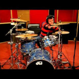 Imitando al batería de Foo Figthers sin manos