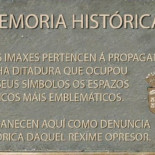 Un alcalde coloca placas antifranquistas en monumentos de la dictadura