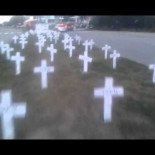 Plantado cementerio 157 cruces frente a sede HP