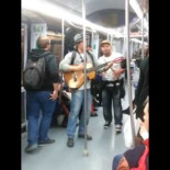 Metro de Madrid: artista callejero improvisando pasajero a pasajero