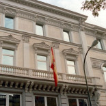 "El Mundo"  califica el pacto entre el PP y PSOE de obsceno y "El País" señala que otra alternativa no es deseable