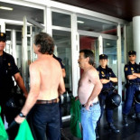 La Policía revisa la vestimenta de asistentes a un congreso que hoy visitan Wert y el príncipe en Zaragoza