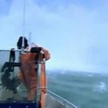 Escapan por poco del derrumbe de un glaciar en el Ártico