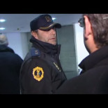 Periodista de Canal 9 intenta entrevistar al técnico enviado para cortar las emisiones de la televisión valenciana.